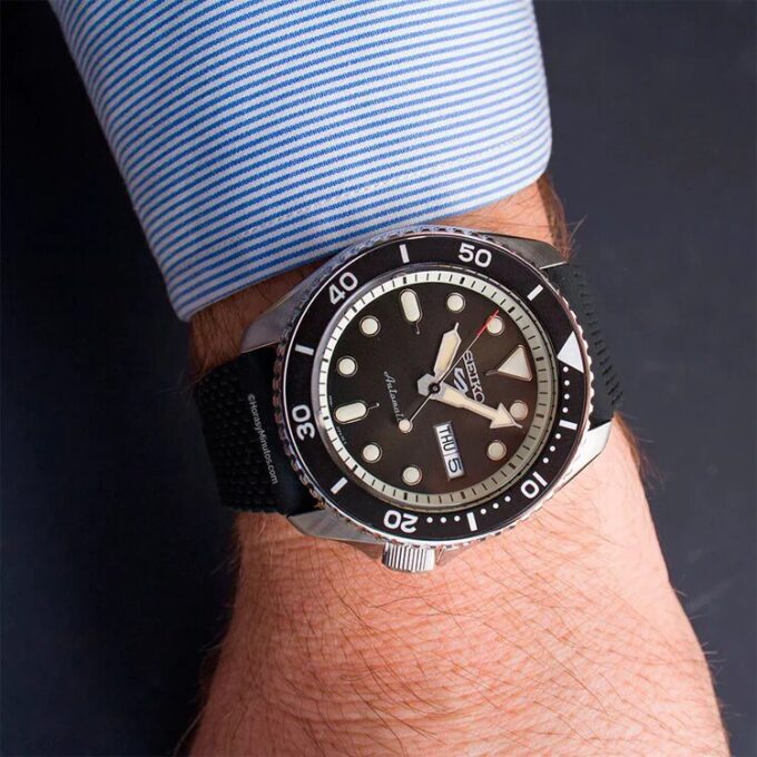 Nr. 5 Serie Sportliche mechanische Uhr mit schwarzem Kautschukarmband SRPD73k2