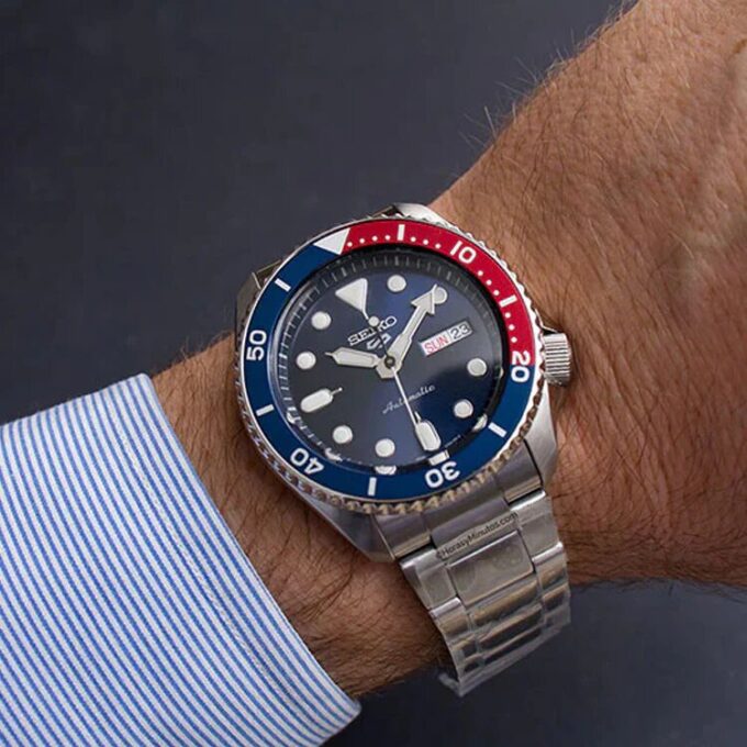 Nr. 5 Sports mechanische Uhr Rot Blau